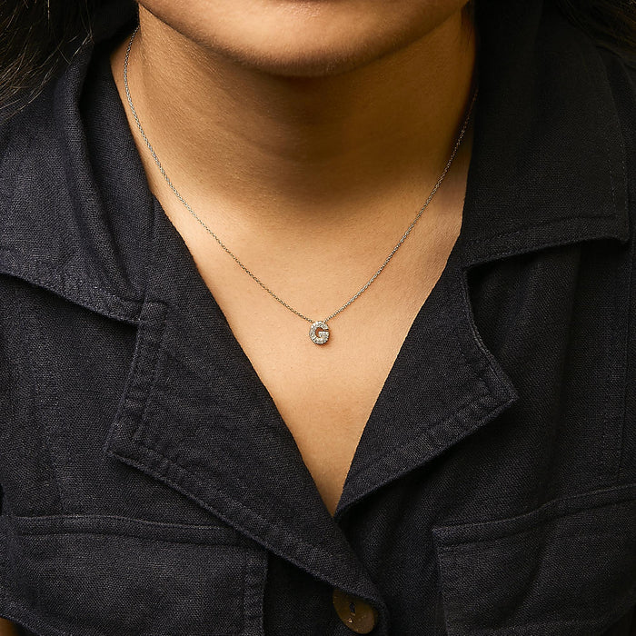 Collar con colgante de inicial A-Z estilo burbuja con detalle de diamante en oro amarillo de 10K