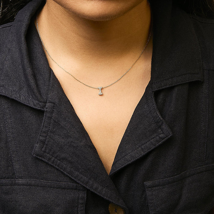 Collar con colgante de inicial A-Z estilo burbuja con detalle de diamante en oro amarillo de 10K