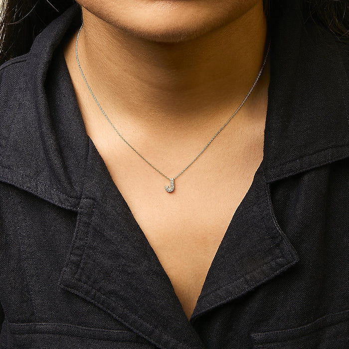 Collar con colgante de inicial A-Z estilo burbuja con detalle de diamante en oro amarillo de 10K