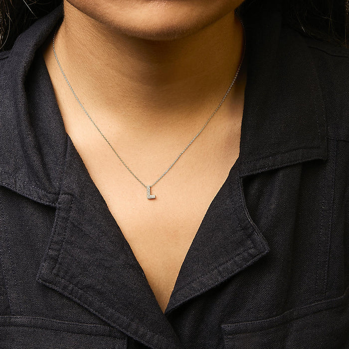 Collar con colgante de inicial A-Z estilo burbuja con detalle de diamante en oro amarillo de 10K