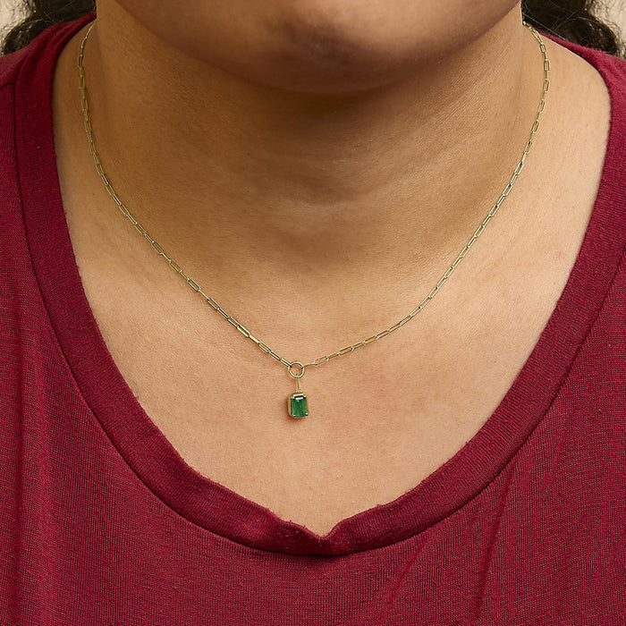 Collar con colgante solitario con esmeralda verde talla esmeralda de 6x4 mm en oro amarillo de 10K, foto 3