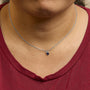 Collar con colgante de doble dije con zafiro azul ovalado y diamantes en oro blanco de 10K, foto 3