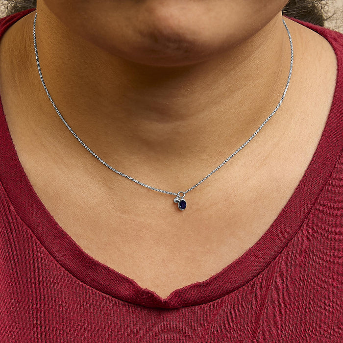 Collar con colgante de doble dije con zafiro azul ovalado y diamantes en oro blanco de 10K, foto 3