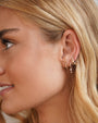 Aretes de aro huggie divididos con diamantes pavé en oro de 14K, foto 8
