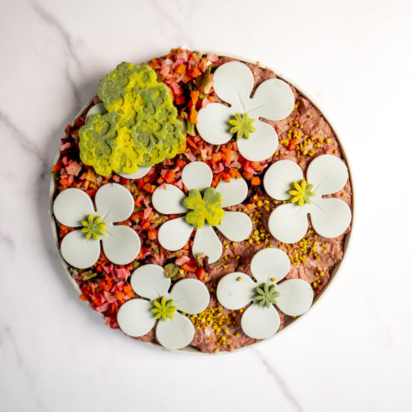 Tapete olfativo de flores con comida entre las flores