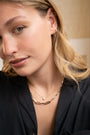 Aretes de aro huggie divididos con diamantes pavé en oro de 14K, foto 2