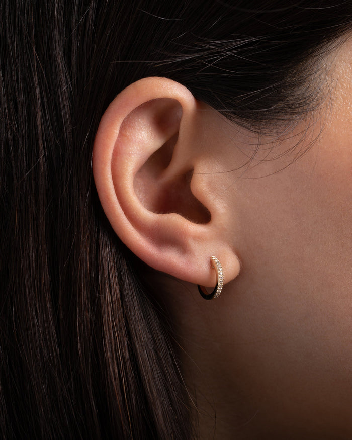 Aretes de aro huggie de diamantes en pavé en oro de 14K, foto 3