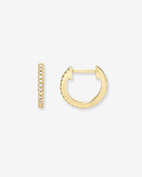 Aretes de aro huggie de diamantes en pavé en oro de 14K