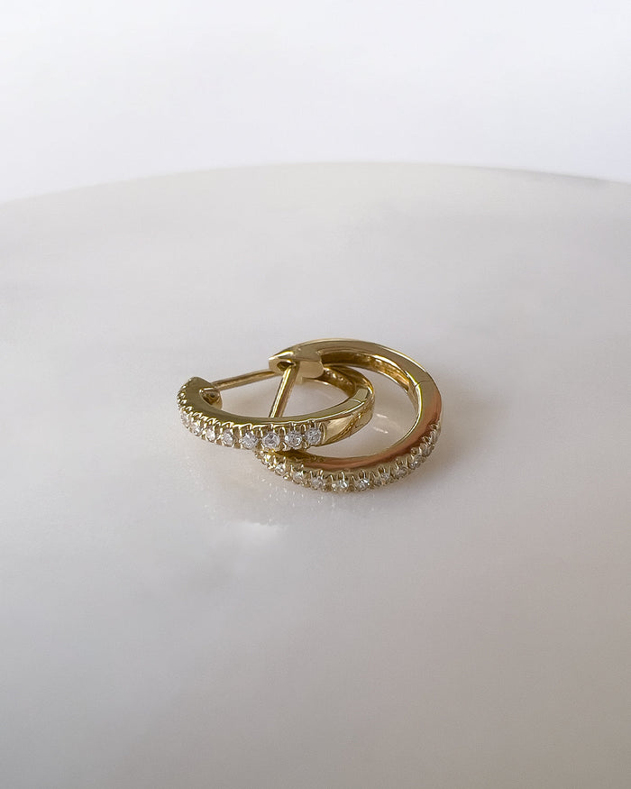 Aretes de aro huggie de diamantes en pavé en oro de 14K, foto 4