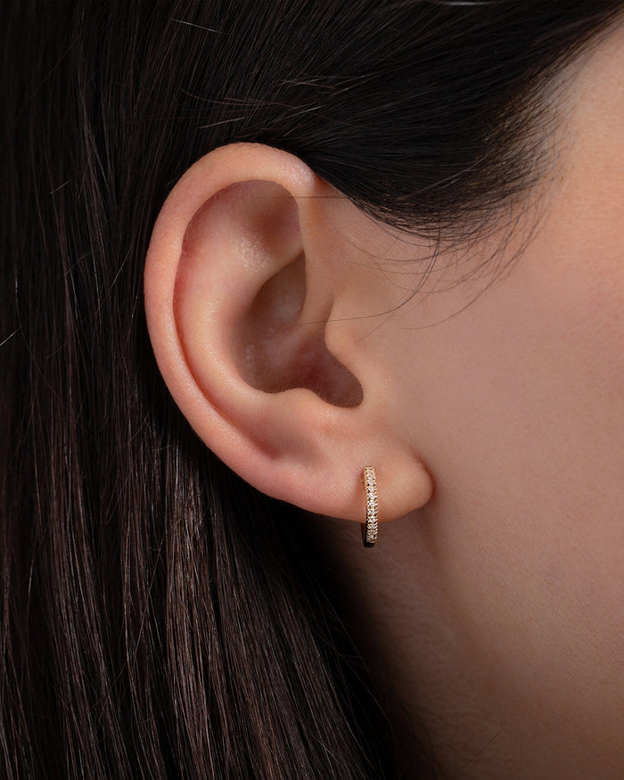 Aretes de aro huggie de diamantes en pavé en oro de 14K, foto 2