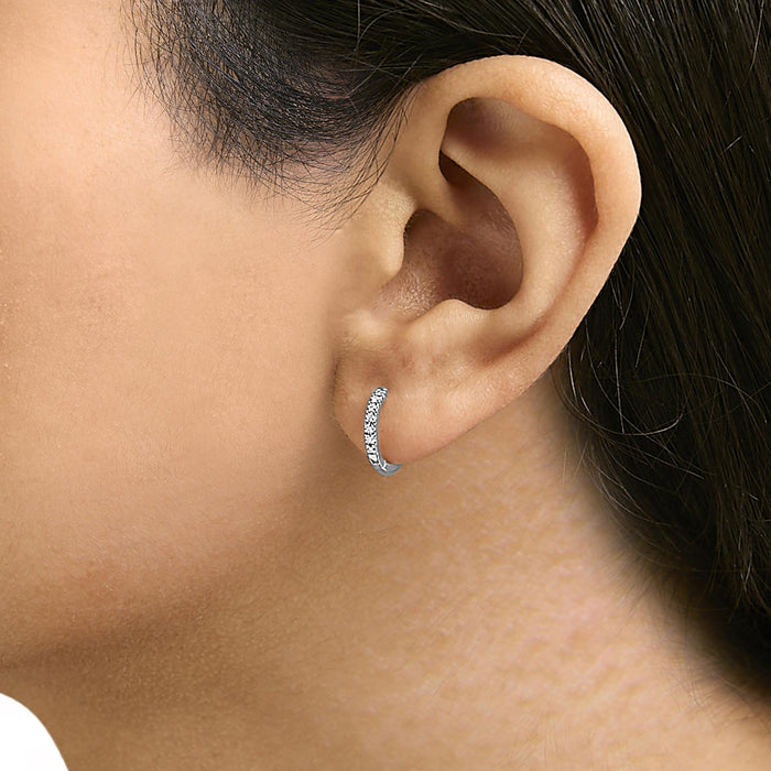 Aretes de aro Huggie con diamantes de 1/5 ct. p.t. en oro de 14K, foto 8