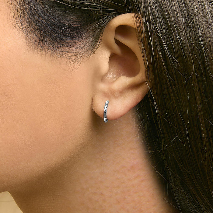 Aretes de aro Huggie de doble cara con diamantes de 1/4 ct. p.t. en oro de 10K, foto 8