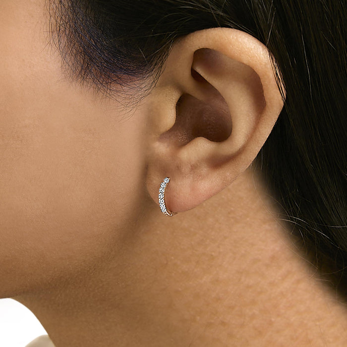 Aretes de aro Huggie con diamantes de 1/5 ct. p.t. en oro de 14K, foto 9