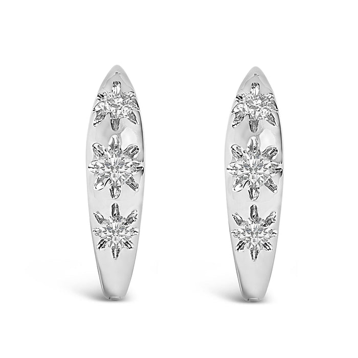 Aretes de aro Huggie de tres piedras con diamantes cultivados en laboratorio de 1/5 ct. p.t. en oro de 10K, foto 2