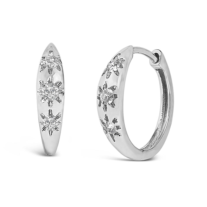 Aretes de aro Huggie de tres piedras con diamantes cultivados en laboratorio de 1/5 ct. p.t. en oro de 10K, foto 4