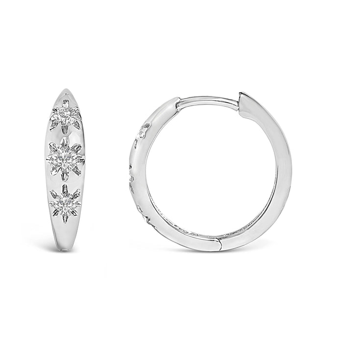 Aretes de aro Huggie de tres piedras con diamantes cultivados en laboratorio de 1/5 ct. p.t. en oro de 10K, foto 8