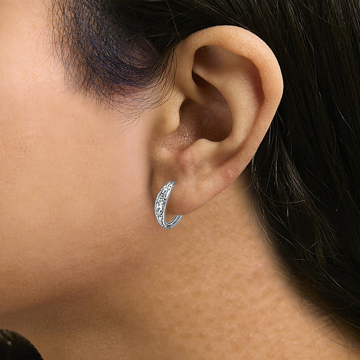 Aretes de aro Huggie de tres piedras con diamantes cultivados en laboratorio de 1/5 ct. p.t. en oro de 10K, foto 6