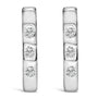 Aretes de aro Huggie ovalados de tres piedras con diamantes cultivados en laboratorio de 1/10 ct. p.t. en oro de 10K, foto 2