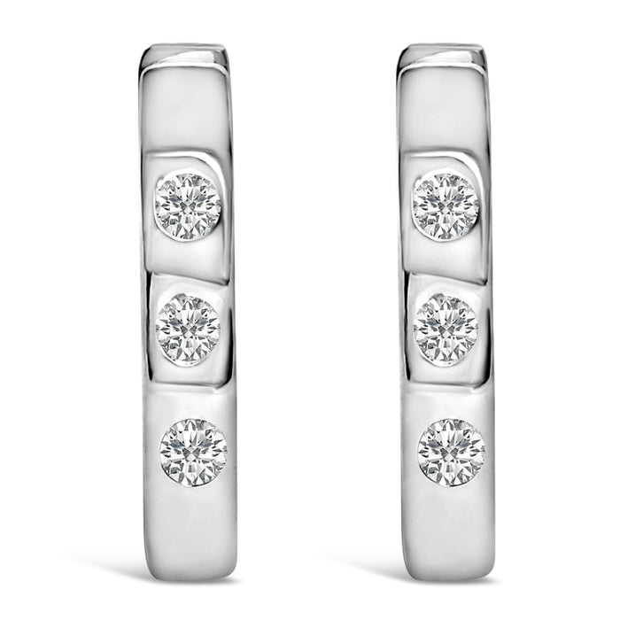 Aretes de aro Huggie ovalados de tres piedras con diamantes cultivados en laboratorio de 1/10 ct. p.t. en oro de 10K, foto 2