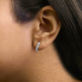 Aretes de aro Huggie ovalados de tres piedras con diamantes cultivados en laboratorio de 1/10 ct. p.t. en oro de 10K, foto 6