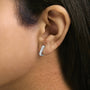 Aretes de aro Huggie de doble hilera con diamantes cultivados en laboratorio de 1/4 ct. p.t. en oro de 10K, foto 6