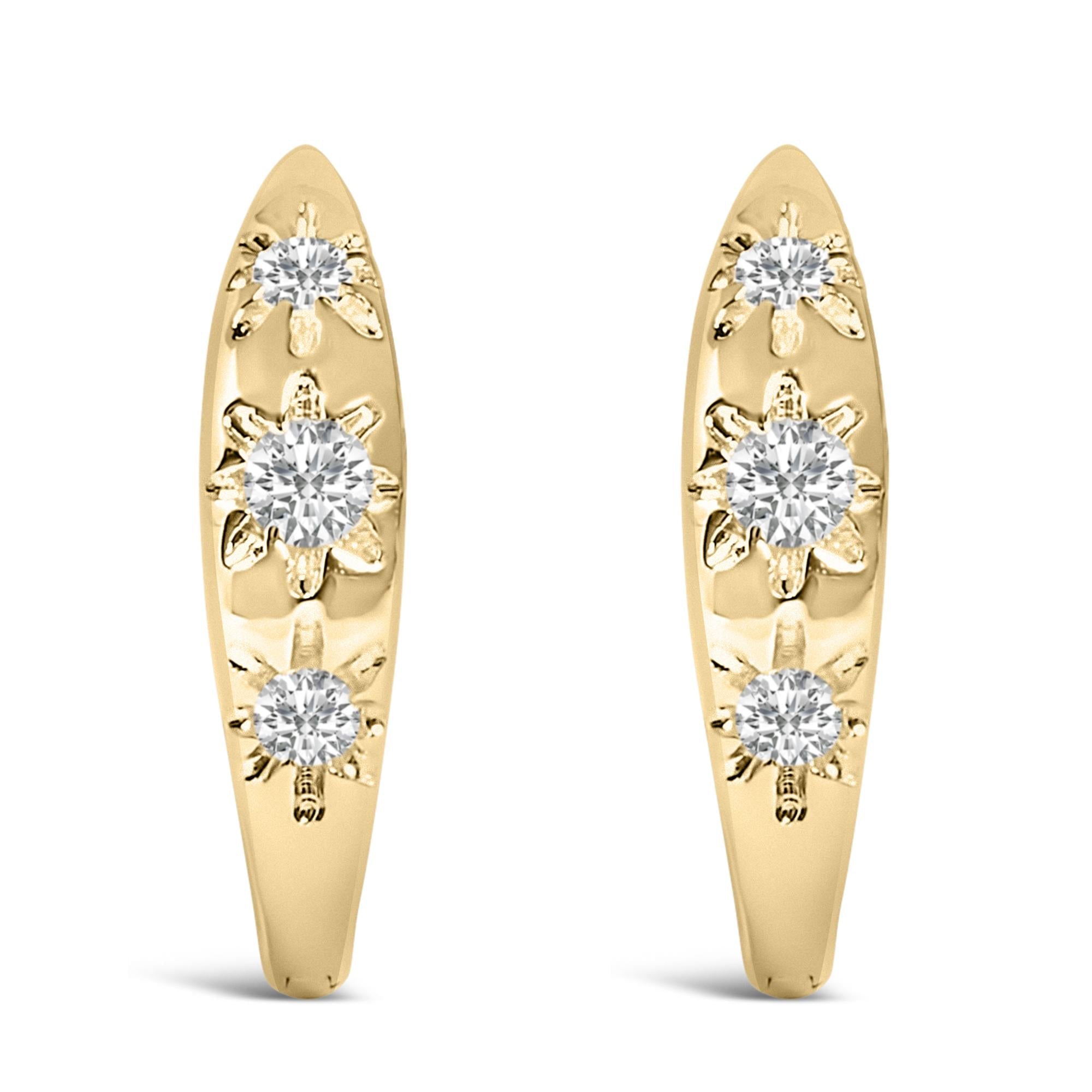 Aretes de aro Huggie de tres piedras con diamantes cultivados en laboratorio de 1/5 ct. p.t. en oro de 10K, foto 1