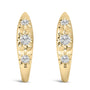 Aretes de aro Huggie de tres piedras con diamantes cultivados en laboratorio de 1/5 ct. p.t. en oro de 10K, foto 1