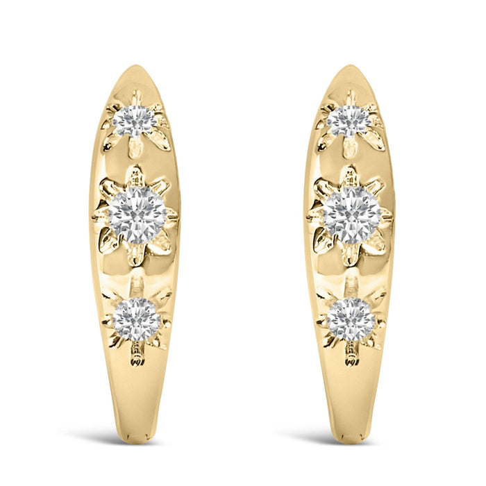 Aretes de aro Huggie de tres piedras con diamantes cultivados en laboratorio de 1/5 ct. p.t. en oro de 10K, foto 1