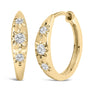 Aretes de aro Huggie de tres piedras con diamantes cultivados en laboratorio de 1/5 ct. p.t. en oro de 10K, foto 3