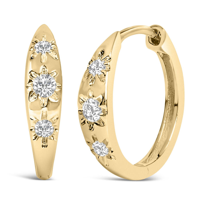 Aretes de aro Huggie de tres piedras con diamantes cultivados en laboratorio de 1/5 ct. p.t. en oro de 10K, foto 3