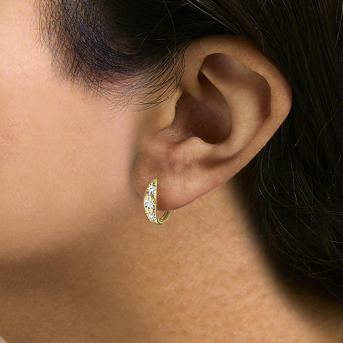 Aretes de aro Huggie de tres piedras con diamantes cultivados en laboratorio de 1/5 ct. p.t. en oro de 10K, foto 5