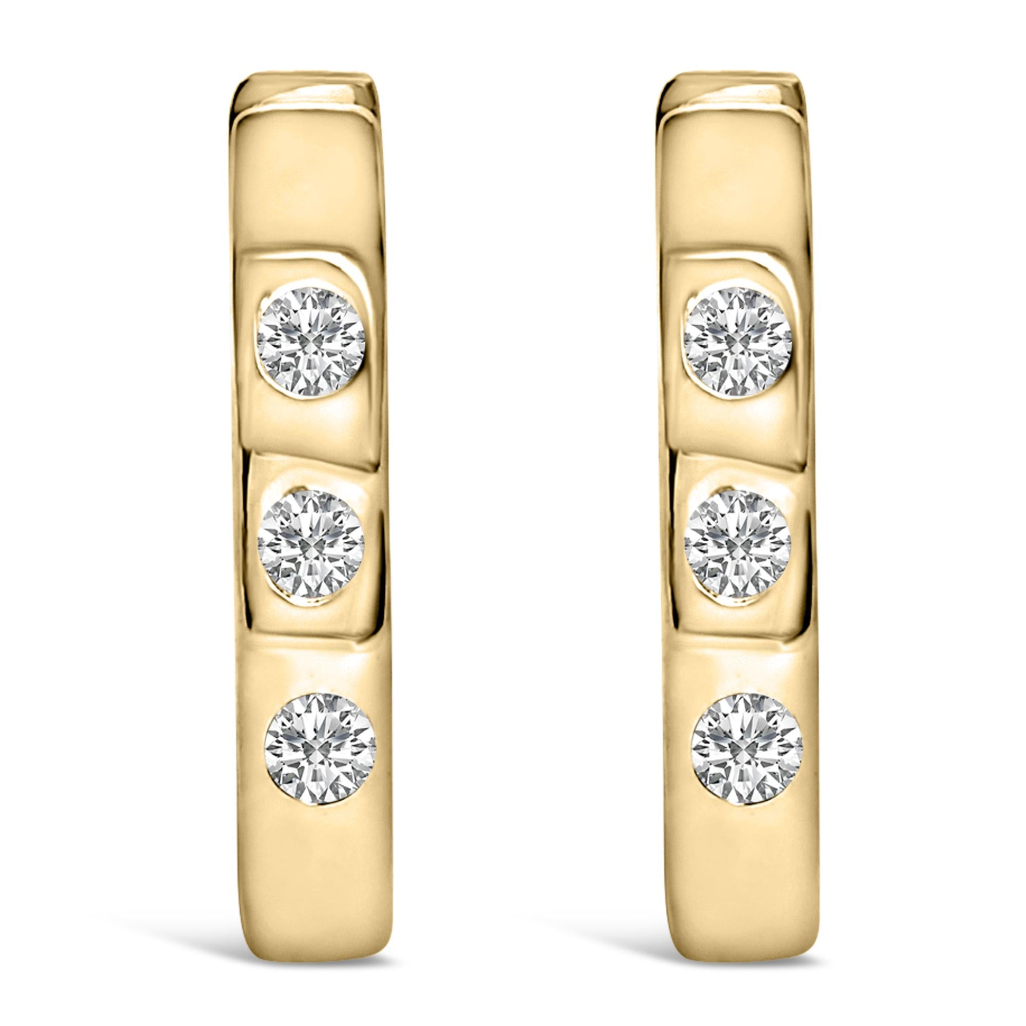 Aretes de aro Huggie ovalados de tres piedras con diamantes cultivados en laboratorio de 1/10 ct. p.t. en oro de 10K, foto 1