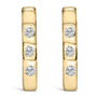 Aretes de aro Huggie ovalados de tres piedras con diamantes cultivados en laboratorio de 1/10 ct. p.t. en oro de 10K, foto 1