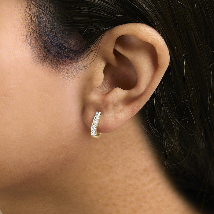 Aretes de aro Huggie de doble hilera con diamantes cultivados en laboratorio de 1/4 ct. p.t. en oro de 10K, foto 5