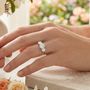 Anillo de tres piedras con diamantes cultivados en laboratorio de 2 CTW en oro blanco de 14K, foto 6
