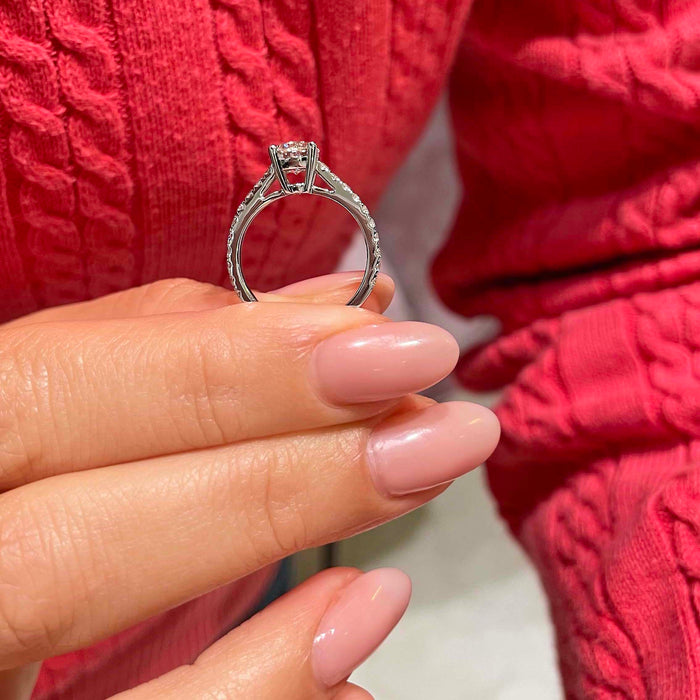 Anillo de compromiso con engaste de canal y diamantes cultivados en laboratorio en oro de 14K, foto 4