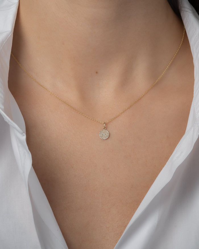 Dije de disco pequeño de diamantes en pavé en oro de 14K, foto 2