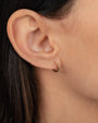 Aretes de aro huggie pequeños en oro de 14K, foto 7