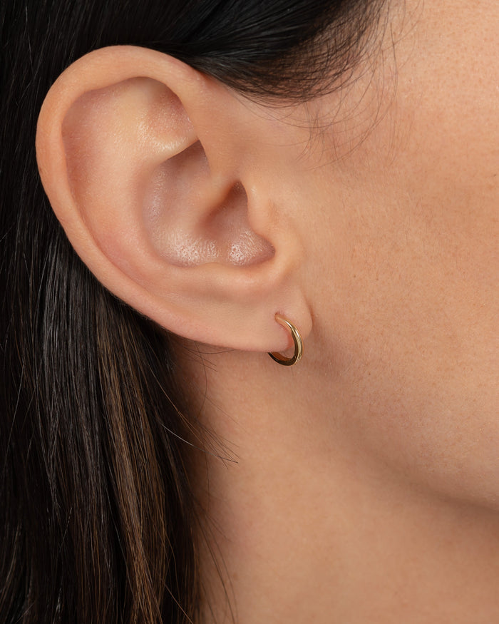 Aretes de aro huggie pequeños en oro de 14K, foto 7