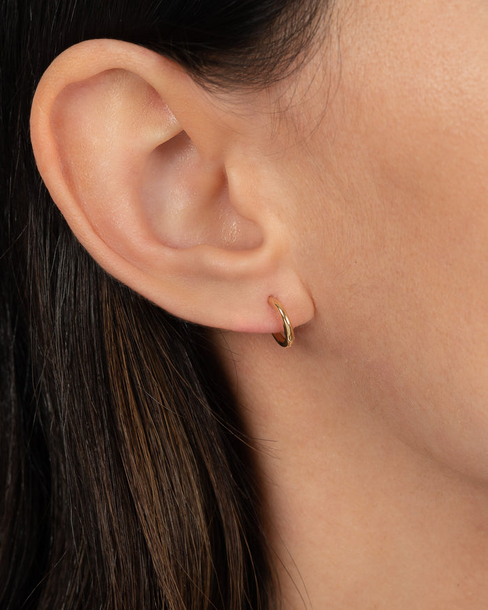 Aretes de aro huggie pequeños en oro de 14K, foto 3