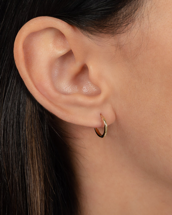 Aretes de aro huggie medianos en oro de 14K, foto 6