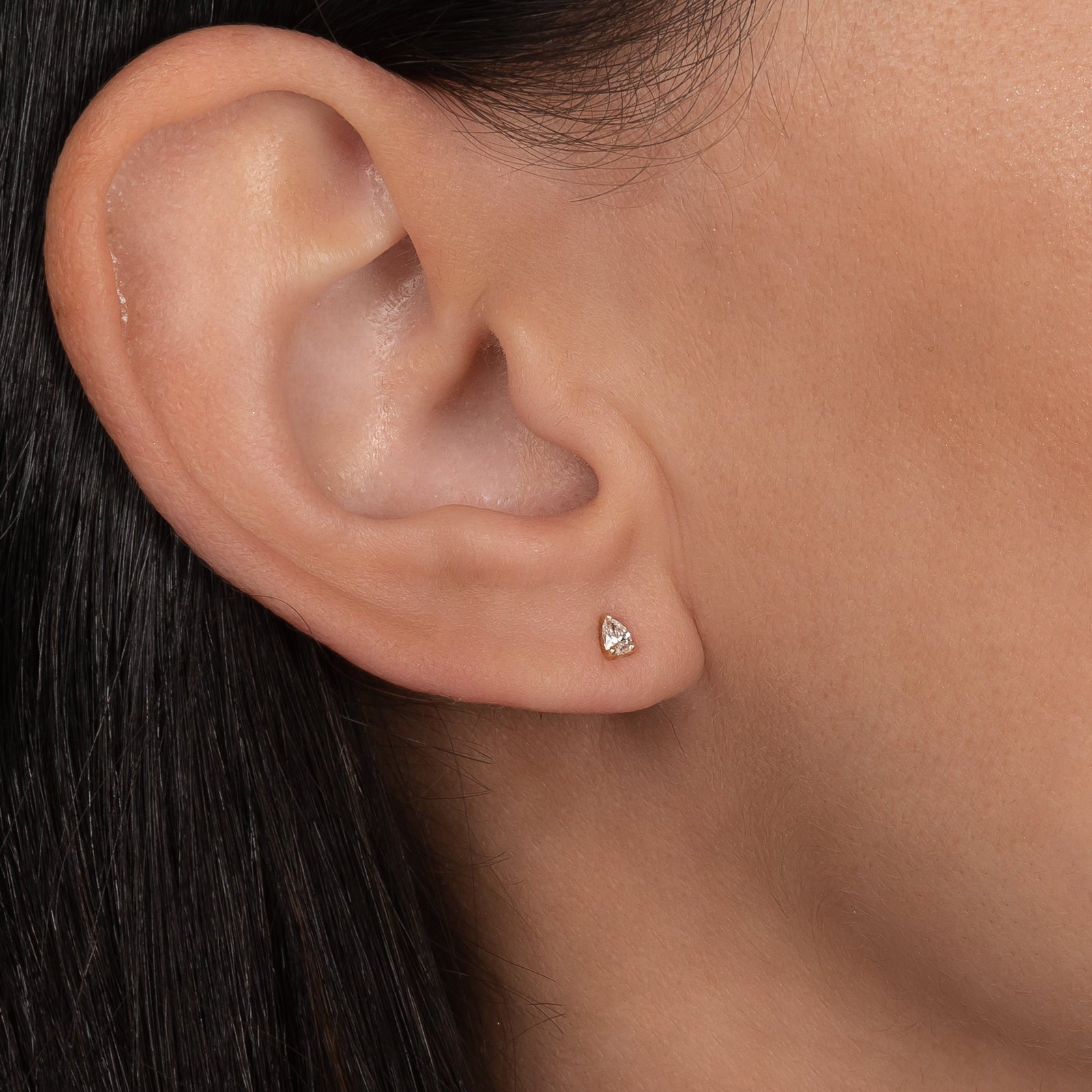 Arete de botón de diamante pera de tres garras en oro de 14K, foto 1
