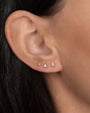 Arete de botón de diamante pera de tres garras en oro de 14K, foto 3