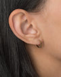 Aretes de aro huggie con muescas en oro de 14K, foto 3