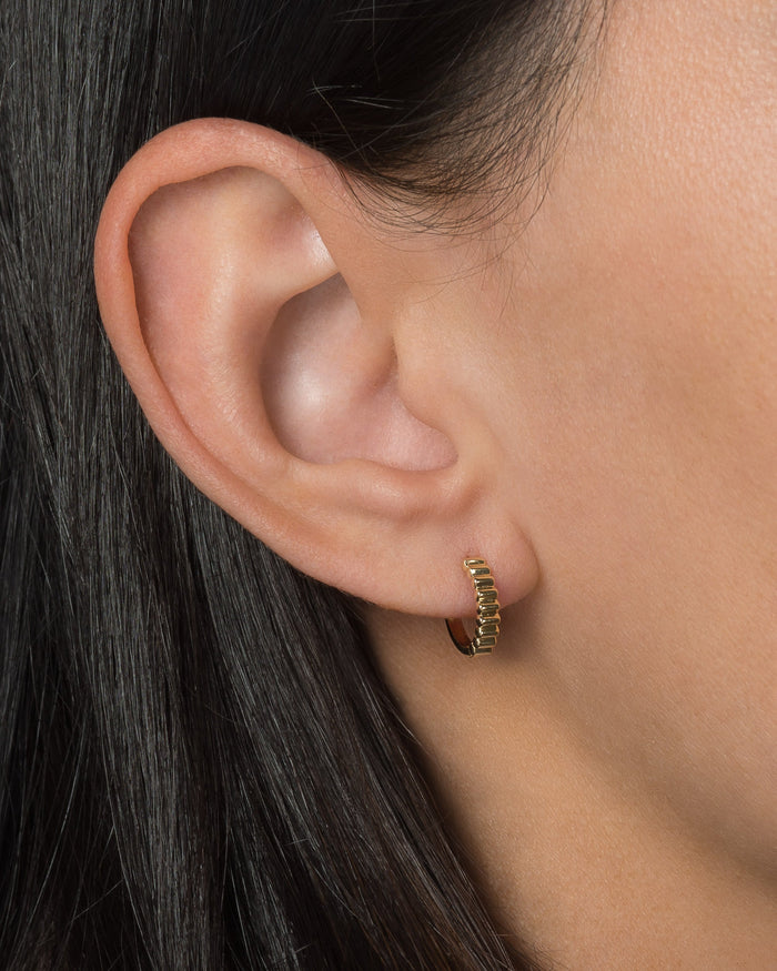 Aretes de aro huggie con muescas en oro de 14K, foto 2