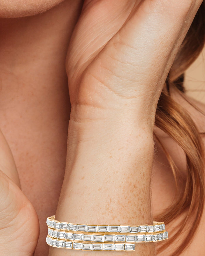 Pulsera envolvente de triple espiral con zirconias cúbicas baguette en latón bañado en oro o en rodio, foto 3