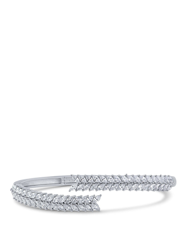 Brazalete rígido abierto con diseño de pluma y zirconias cúbicas talla marquesa en latón bañado en rodio, foto 1