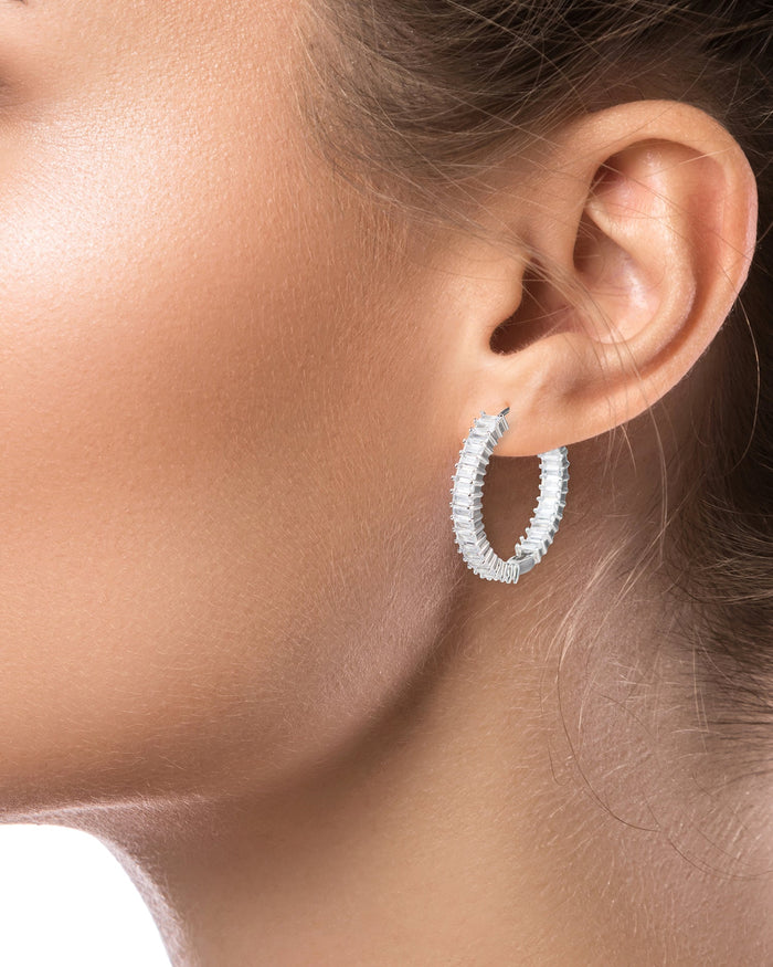 Aretes de aro con zirconias cúbicas baguette en latón bañado en rodio, foto 2