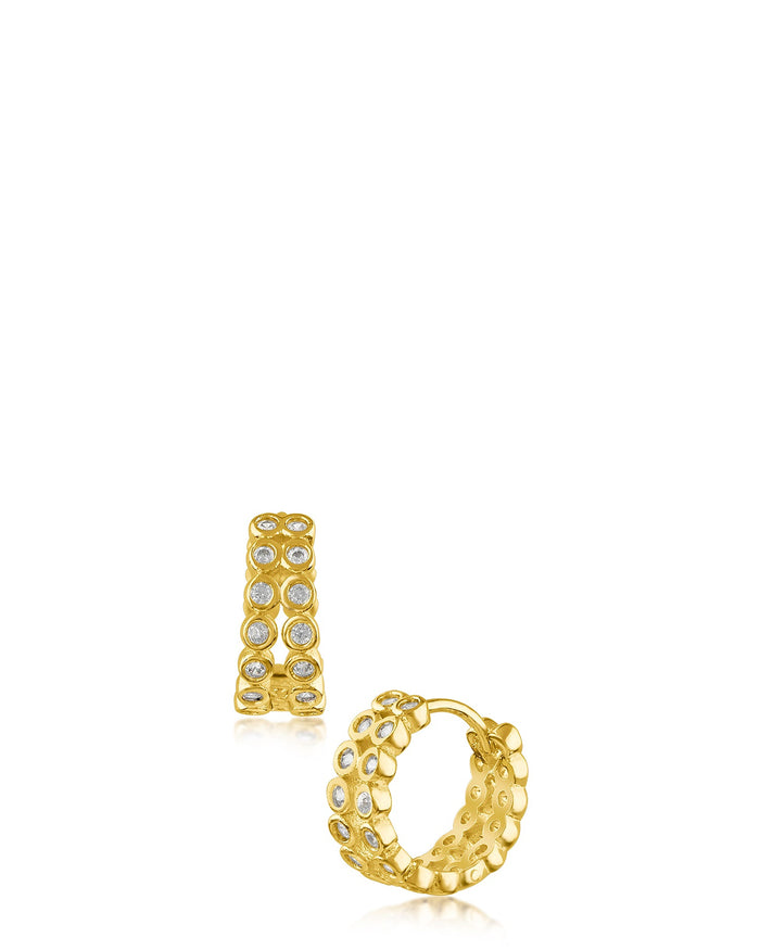 Aretes de aro Huggie dobles con zirconias cúbicas redondas en engaste de bisel en latón en tono dorado o bañado en rodio, foto 1