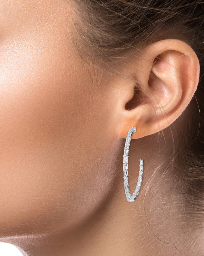 Aretes de aro inside-out con zirconias cúbicas baguette en latón bañado en rodio, foto 2